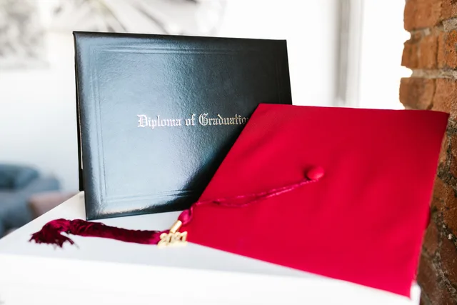 Reconnaissance de diplômes étrangers en Suisse: Seulement les professions réglementées exigent une reconnaissance officielle.; Le portail reconnaissance.swiss indique si votre métier est soumis à reconnaissance.; Pour le travail social, 75 places sont disponibles par session de compensation. Riconoscimento di un diploma estero in Svizzera: procedura e autorità